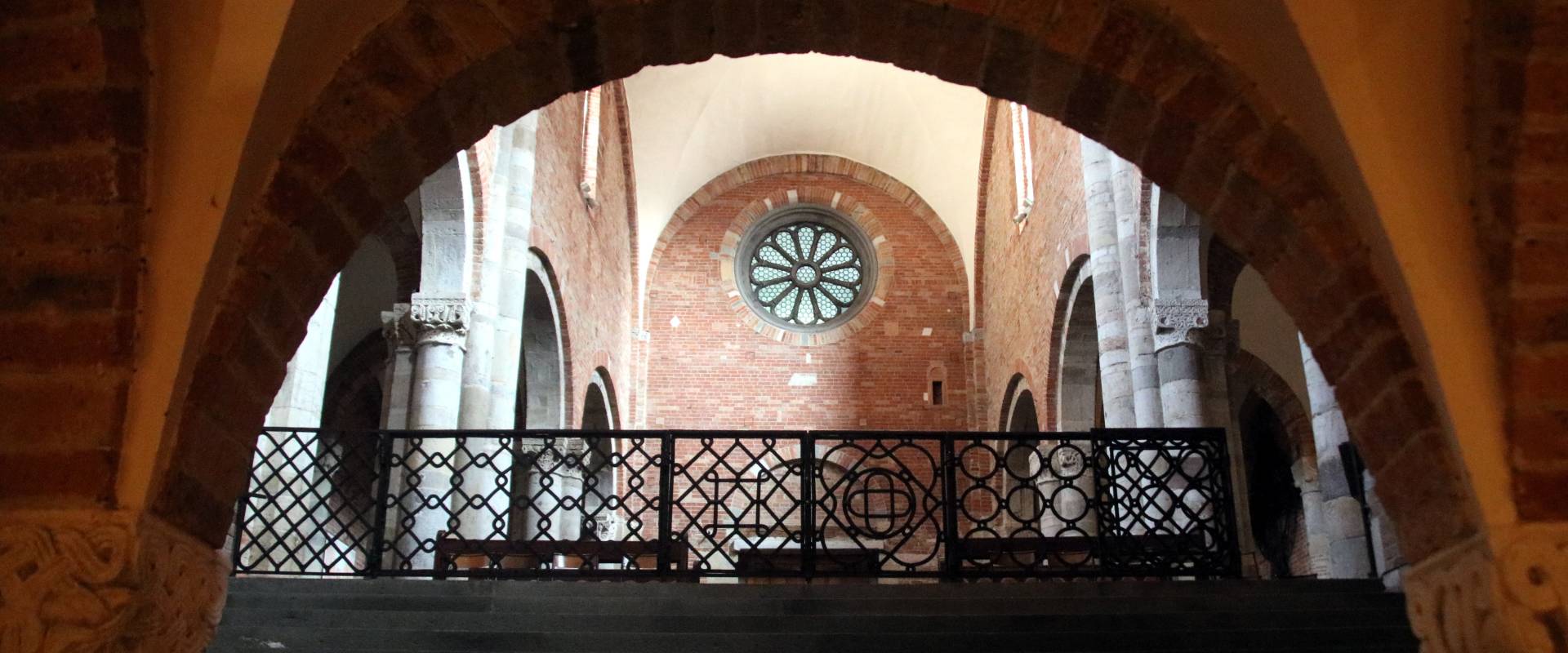 Basilica di San Savino (Piacenza), scalinata della cripta 01 photo by Mongolo1984